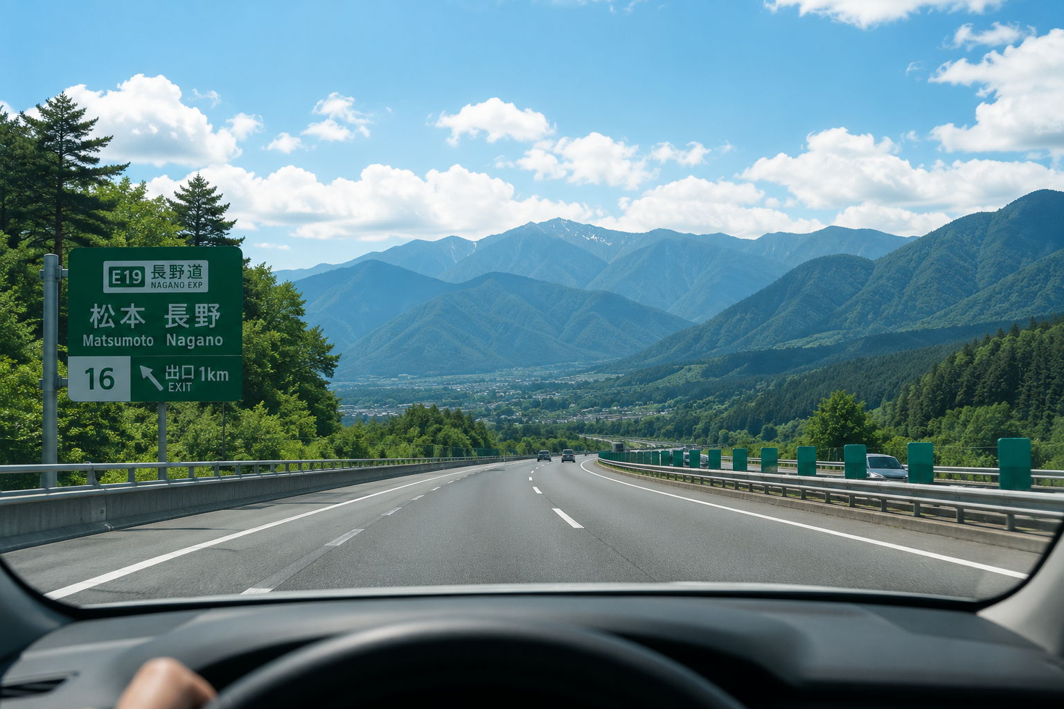 中央道を走る車と長野の風景