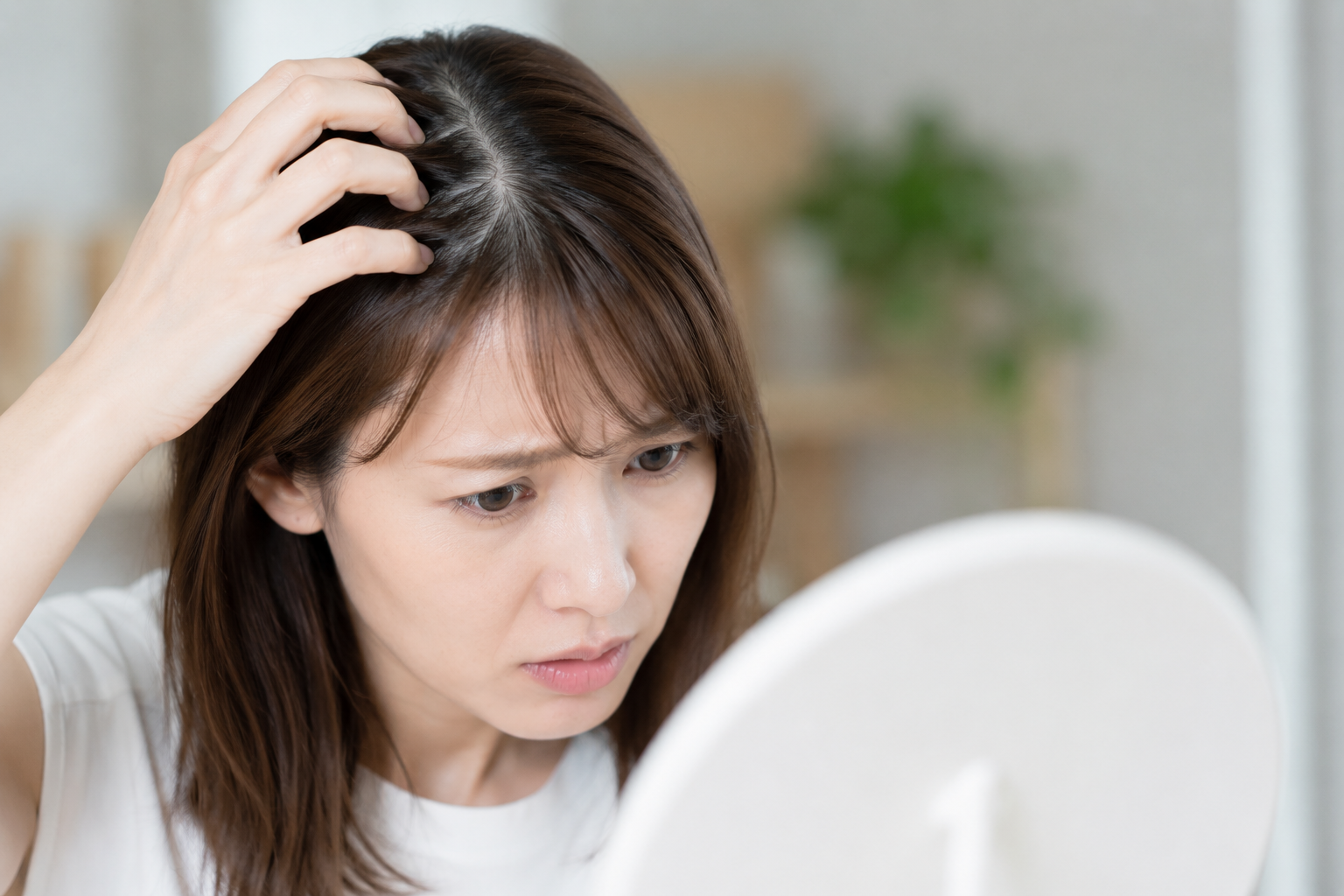 頭皮のべたつきや臭いを気にしている男性のイメージ｜江戸川区の育毛専門サロン しゅくるithnani